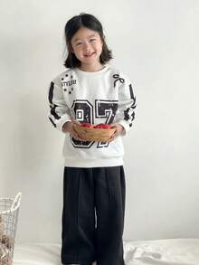 SHEIN Set de 2 piezas de sudadera de manga larga con gráfico de California 23 y pantalones de felpa informal para niñas, otoño/invierno