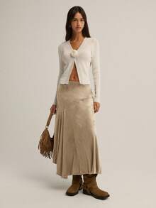 Nöista Midi Skirt With A Soft, Suedette Texture, Subtle Diagonal Seam, And A Gentle Flared Silhouette. Perfect For A Summer Or Spring Break, Adds Sophistication To Casual Looks, And Easy To Skirt Up For Evening Plans. - Khaki - View 6