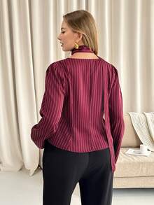 Vionelle 大码女式条纹优雅法式浪漫通勤休闲复古中东风情上衣，适合办公室、街头、下午茶、感恩节等场合，宽松圆领金属纽扣门襟领带泡泡袖长袖衬衫。 - 酒紅色 - 查看 2