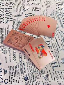 1副豪华防水扑克牌套装，香槟金色的扑克牌柔软时尚，配有礼盒，是派对、送礼和游戏之夜的完美之选。 - 香檳金 - 查看 4