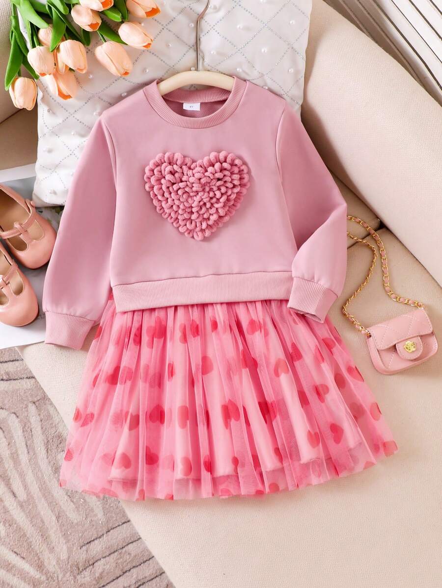 SHEIN Glamorique Kids Vestido pulôver exclusivo de malha com estampa de coração para meninas com bainha de malha rosa, doce e fofo, moderno para o outono, vestido em formato de coração para meninas - Rosa - Ver 1