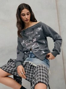 TypaGal Áo thun đen thời trang có khóa kéo, cổ trễ vai và họa tiết in cổ điển. Sự kết hợp giữa phong cách đường phố và sang trọng, lý tưởng cho phong cách layering hoặc phong cách thường ngày. - màu đen - Xem 2