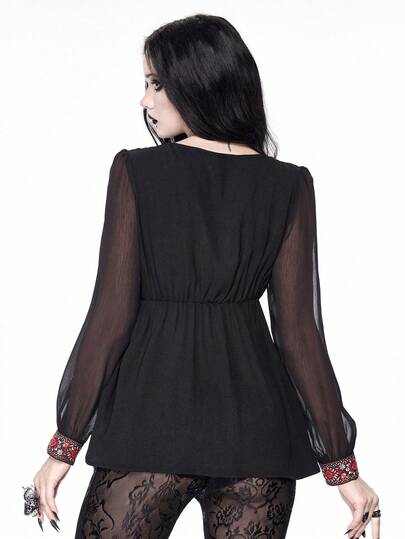Goth Top ajusté pour femmes en mousseline de soie noire à manches bouffantes, col en V profond avec nœud, motif de broderie gothique rétro rose, peau de serpent, étoile et lune