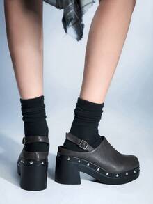 Sugerpunk 女士时尚套脚穆勒鞋，配有皮带扣、铆钉装饰、后系带、厚底，休闲鞋