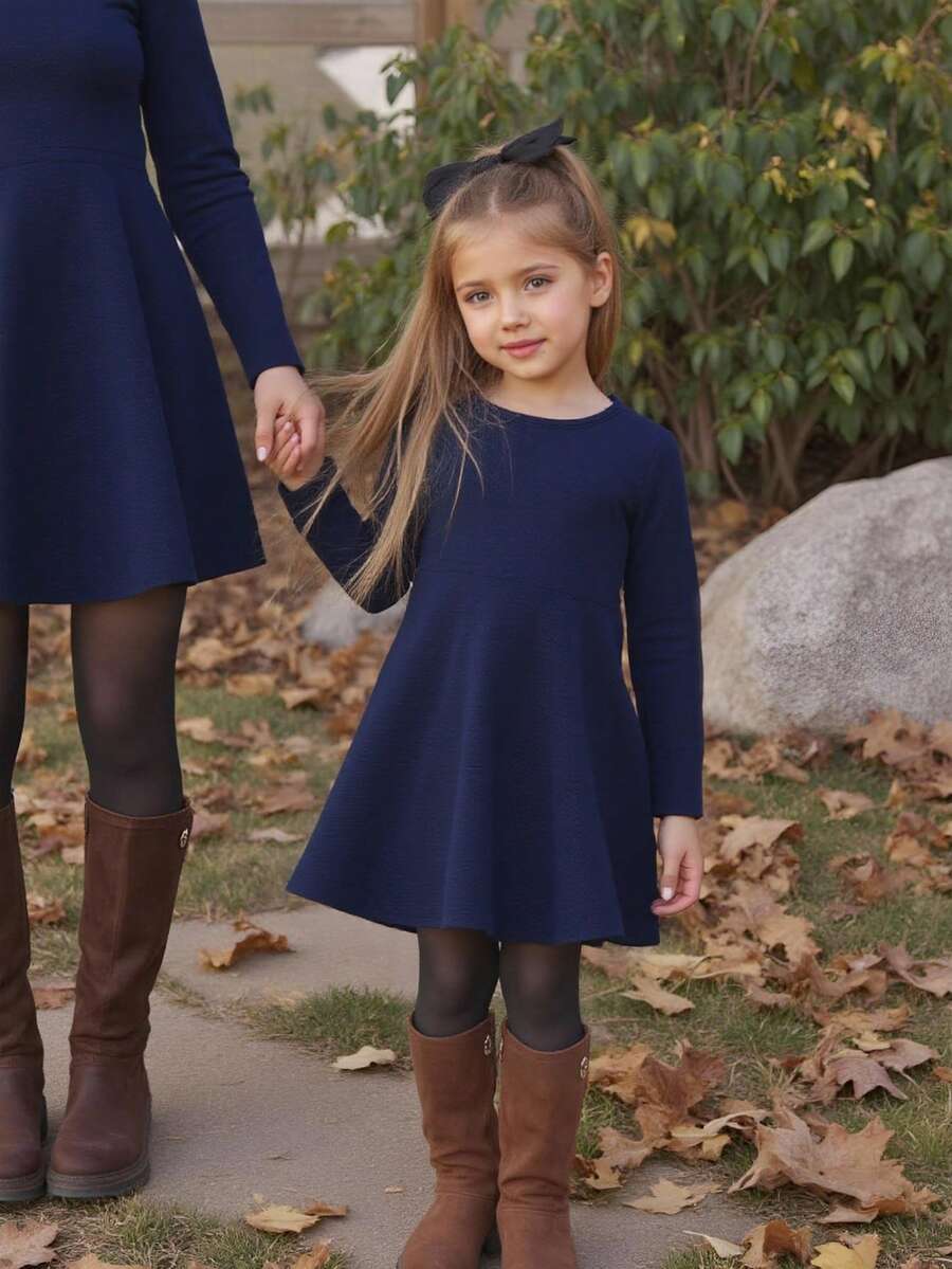 Emery Rose Kids Emery Rose Kids Váy dài tay trang trí nút màu xanh navy tối giản dễ thương cho bé gái, váy thu đông cho bé màu xanh navy cho bé mùa đông