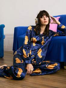 Chillnights Bộ đồ ngủ dài tay bằng satin phối màu tương phản họa tiết da báo trẻ trung, năng động dành cho nữ, thích hợp cho mùa thu đông. Bộ đồ ngủ nữ in họa tiết da báo, bộ đồ ngủ in họa tiết động vật, bộ đồ ngủ màu xanh dương dành cho nữ. - Nhiều màu - Xem 5