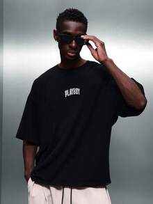 PLAYBOY X SUMWON 宽松版型，七分袖T恤，饰有华丽的巴洛克风格边框印花和联名设计 - 黑色 - 查看 2