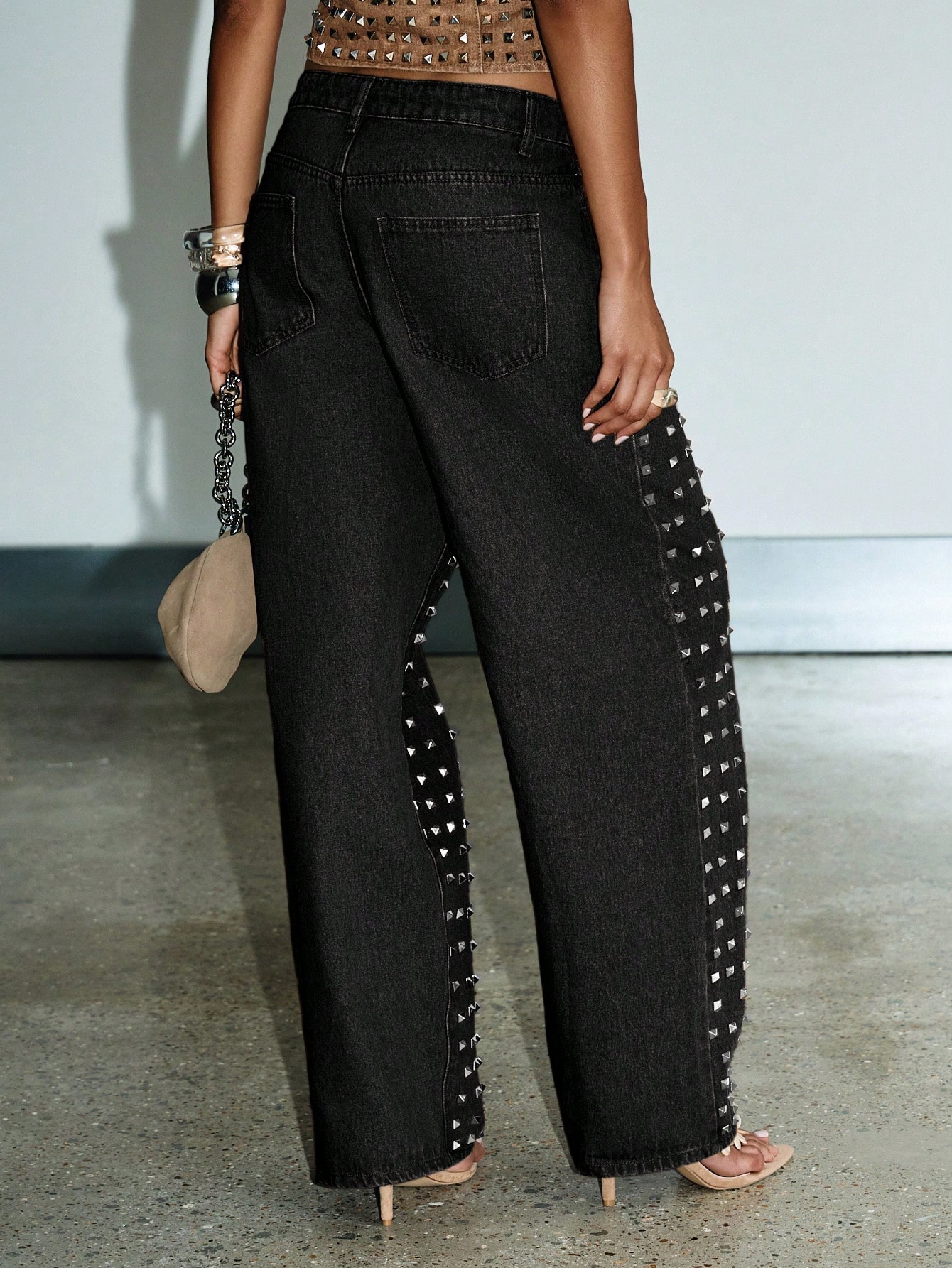 KIZN スタッズ付きピラミッドスパイクデニムジーンズ（メタルハードウェア付き）