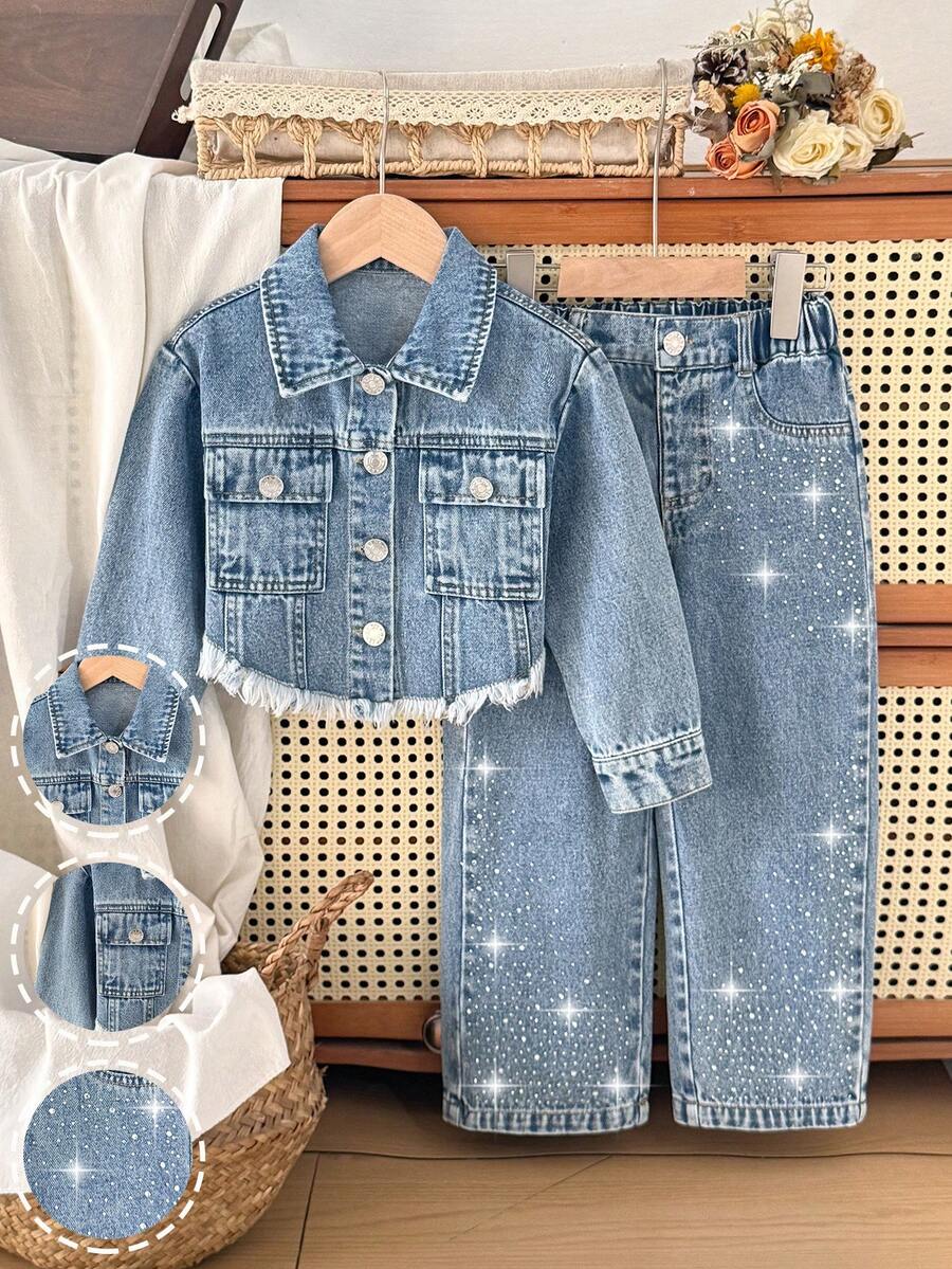 SHEIN Vintaside Kids Bộ đồ denim 2 mảnh cho bé gái, hàng mới thu/đông mỏng, màu xanh tẩy trắng vừa phải, thiết kế phong cách đường phố Y2K, đính đá giả nhiều, túi thường cơ bản, viền bất đối xứng, áo khoác lửng tay dài, quần jeans ống đứng đơn giản, cạp chun 5 túi, chất liệu denim cotton mềm mại, không co giãn, thích hợp cho các buổi đi chơi hàng ngày, đi làm, đi học, tụ tập, hàng mới thu 2025 - Rửa trung bình - Xem 1