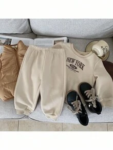 SHEIN 男婴针织纯色字母图案圆领卫衣+梭织背心+裤子三件套 - 卡其色 - 查看 5