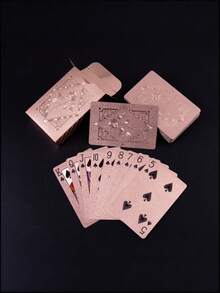 1副豪华防水扑克牌套装，香槟金色的扑克牌柔软时尚，配有礼盒，是派对、送礼和游戏之夜的完美之选。 - 香檳金 - 查看 6