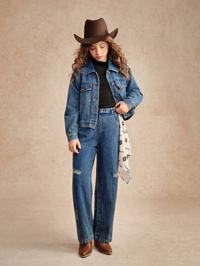 SHEIN Reset Phase Set de blugi și tricou casual din denim pentru fetițe, format din 2 modele. Tricoul are un design cu volane și mâneci. Jacheta din denim are nasturi de cupru la guler, buzunare și manșete. Blugii au efect de spălare uzată. Potrivit pentru ieșiri de toamnă/iarnă, plimbări, cumpărături, naveta și călătorii.