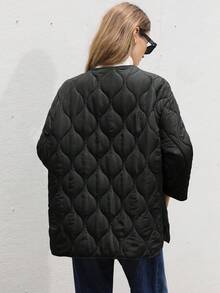 Aveloria Modichic 休闲百搭金属拉链波浪绗缝中长款女士羽绒服，轻便 - 黑色 - 查看 2