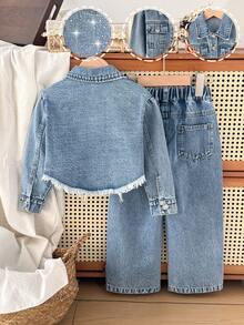 SHEIN Vintaside Kids Bộ đồ denim 2 mảnh cho bé gái, hàng mới thu/đông mỏng, màu xanh tẩy trắng vừa phải, thiết kế phong cách đường phố Y2K, đính đá giả nhiều, túi thường cơ bản, viền bất đối xứng, áo khoác lửng tay dài, quần jeans ống đứng đơn giản, cạp chun 5 túi, chất liệu denim cotton mềm mại, không co giãn, thích hợp cho các buổi đi chơi hàng ngày, đi làm, đi học, tụ tập, hàng mới thu 2025 - Rửa trung bình - Xem 2