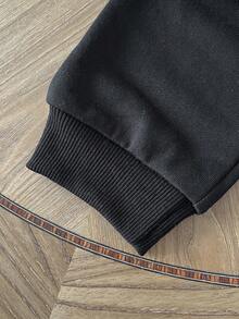 SHEIN Playful Pals Conjunto informal de niño pequeño para primavera/otoño que incluye una parte superior de cuello redondo de manga larga a rayas con gráfico de oso lindo, combinado con pantalones ajustados de color azul sólido. Atuendo casual adecuado para salidas, uso en casa, deportes ligeros y fiestas de cumpleaños - Negro - Ver 5