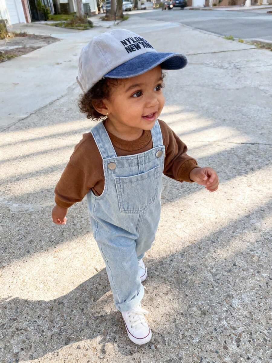 SHEIN Baby Girls Autumn Light Blue And Coffee Contrast Casual Style Sweatshirt And Overall Pants Set 2-Piece, Metal Snap Button Detail, Solid Color Element, Loose Straight Fit, Suitable For Outings, Home Leisure And Daily Wear - Light Wash - View 1