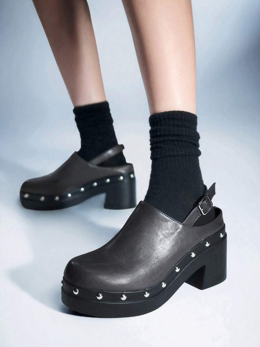 Sugerpunk 女士时尚套脚穆勒鞋，配有皮带扣、铆钉装饰、后系带、厚底，休闲鞋