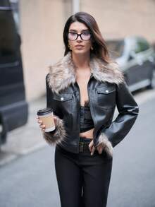 Almamuse Áo khoác da PU dài tay có khóa kéo phía trước và túi trước dành cho nữ, cổ áo lông giả, áo khoác da nữ, quần short lông, bộ đồ 2 mảnh phong cách Y2K, áo khoác lông Havana Nights, quần short thời trang Y2K dành cho nữ. - màu đen - Xem 4