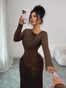 SHEIN Elenzya 新款女士斜肩针织长袖连衣裙，天鹅绒褶皱下摆，优雅修身腰身，适合派对和宴会穿着。 - 棕色 - 查看 3