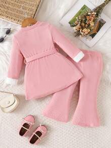 SHEIN Playful Pals 女婴优雅复古时尚毛绒罗纹双面抓绒卡其色长袖圆领弹力腰裤套装+腰带，秋冬款 - 粉色 - 查看 2