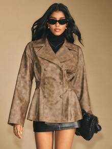 Poéselle Chaqueta de mujer con doble botonadura y volantes de piel sintética envejecida - Blazer marrón con estilo vintage para capas elegantes en otoño. Chaqueta de piel sintética para mujer, blazer de piel marrón, chaqueta de piel con doble botonadura, abrigo de lujo tranquilo, chaqueta de moto vintage, chaquetas de moda de otoño, chaqueta de invierno con volantes para mujer, chaqueta con doble botonadura y cintura elegante para mujer, chaqueta marrón de otoño, regalo del Día de San Valentín - Marrón - Ver 4