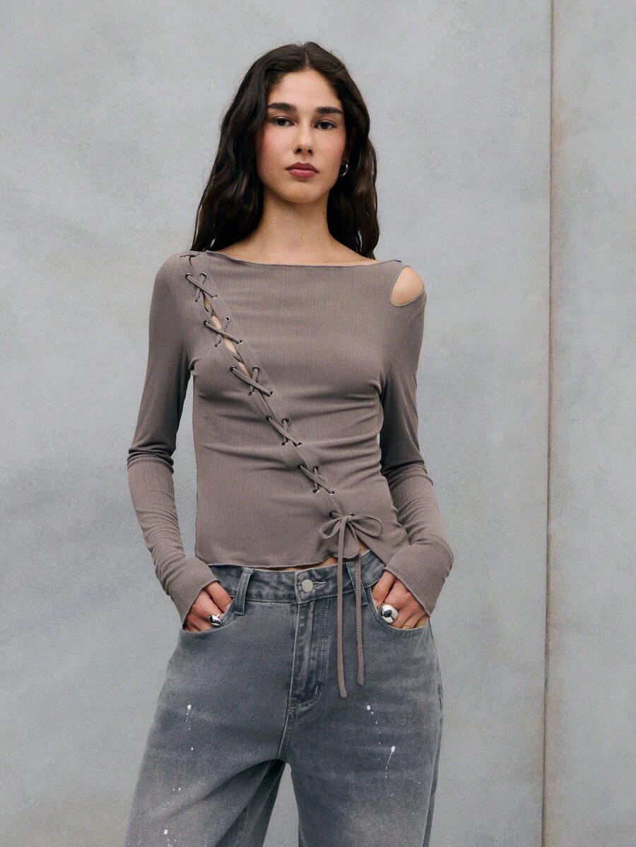 TypaGal 这款别致的灰色长袖上衣，正面饰有交叉系带细节和不对称下摆。露肩设计增添了一丝时尚感，使其成为优雅或夜间外出造型的完美之选。