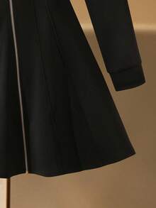 Modelyn A字型收腰连帽优雅修身连衣裙 - 黑色 - 查看 6