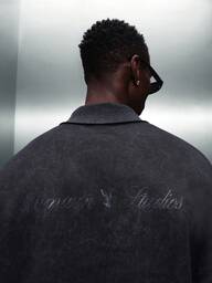 PLAYBOY X SUMWON İşlemeli Tavşan Logosu ve Düğmeli Yakalı, Kömür Asit Yıkama Kısa Polo Sweatshirt Günlük Kazak