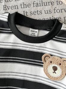 SHEIN Playful Pals Conjunto informal de niño pequeño para primavera/otoño que incluye una parte superior de cuello redondo de manga larga a rayas con gráfico de oso lindo, combinado con pantalones ajustados de color azul sólido. Atuendo casual adecuado para salidas, uso en casa, deportes ligeros y fiestas de cumpleaños - Negro - Ver 6