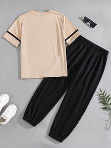 SHEIN 两件套儿童/青少年男童卡其色简约撞色字母印花短袖T恤和撞色字母运动裤，休闲舒适时尚百搭，面料柔软，适合日常穿着、上学、郊游、户外运动、度假。 - 卡其色 - 查看 5