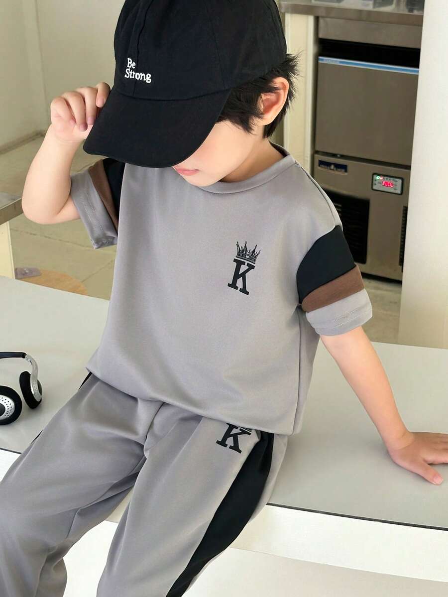 SHEIN 2 件套年轻男童休闲舒适撞色拼布圆领短袖上衣和松紧腰裤套装，适合春夏季 - 灰色 - 查看 1