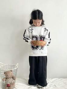 SHEIN Set de 2 piezas de sudadera de manga larga con gráfico de California 23 y pantalones de felpa informal para niñas, otoño/invierno