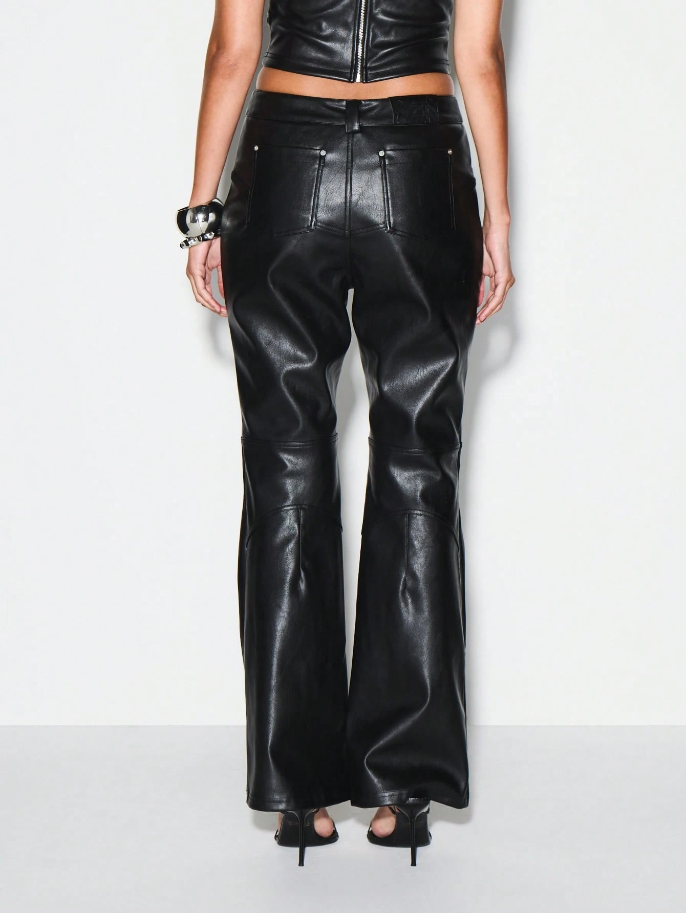 KIZN Pantalones anchos de piel sintética con botones en la parte delantera