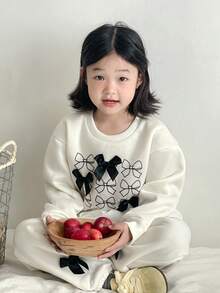 SHEIN 2 件套复古风格儿童女童休闲韩版田园蝴蝶结图案杏色圆领长袖荷叶边下摆上衣和宽松裤子，适合日常穿着、外出、秋冬