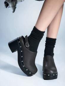 Sugerpunk 女士时尚套脚穆勒鞋，配有皮带扣、铆钉装饰、后系带、厚底，休闲鞋