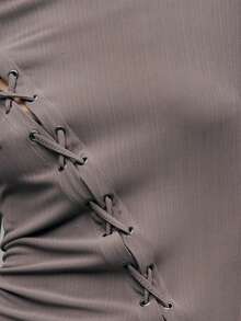 TypaGal 这款别致的灰色长袖上衣，正面饰有交叉系带细节和不对称下摆。露肩设计增添了一丝时尚感，使其成为优雅或夜间外出造型的完美之选。