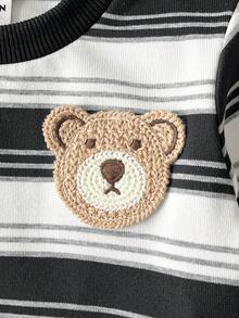 SHEIN Playful Pals Conjunto informal de niño pequeño para primavera/otoño que incluye una parte superior de cuello redondo de manga larga a rayas con gráfico de oso lindo, combinado con pantalones ajustados de color azul sólido. Atuendo casual adecuado para salidas, uso en casa, deportes ligeros y fiestas de cumpleaños - Negro - Ver 4