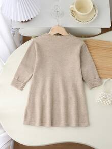 SHEIN Playful Pals 女童圆领休闲时尚蝴蝶结针织毛衣连衣裙，时尚可爱，适合居家、外出、聚会、返校等场合。 - 杏色 - 查看 2