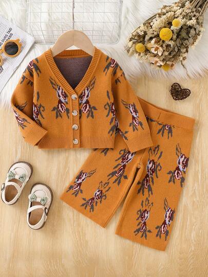 女婴复古碎花针织开衫毛衣和松紧腰裤套装，舒适时尚，适合秋冬季节。秋冬季两件套女婴保暖套装，两件套女婴套装，秋冬季婴儿针织衫，女婴服装，秋季毛衣针织两件套女婴服装，秋季套装，冬季套装，女婴冬季服装。