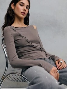 TypaGal 这款别致的灰色长袖上衣，正面饰有交叉系带细节和不对称下摆。露肩设计增添了一丝时尚感，使其成为优雅或夜间外出造型的完美之选。