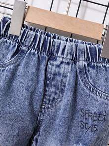 SHEIN Quần denim thời trang cho bé trai, Xuân/Hè & Thu/Đông, Màu denim xanh dương trung bình, Lỗ rách sờn & In chữ cái tiếng Anh, Dáng ôm, Quần denim cotton thoải mái, Thích hợp cho các buổi đi chơi hàng ngày - Rửa trung bình - Xem 5