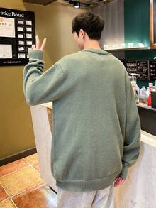 Claim Dot 男士纯色纽扣开襟羊毛衫，落肩设计，宽松版型，浅绿色，适合工作和朋友穿着，秋冬季百搭长袖上衣 - 軍綠色 - 查看 2