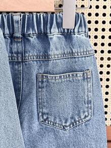 SHEIN Vintaside Kids Bộ đồ denim 2 mảnh cho bé gái, hàng mới thu/đông mỏng, màu xanh tẩy trắng vừa phải, thiết kế phong cách đường phố Y2K, đính đá giả nhiều, túi thường cơ bản, viền bất đối xứng, áo khoác lửng tay dài, quần jeans ống đứng đơn giản, cạp chun 5 túi, chất liệu denim cotton mềm mại, không co giãn, thích hợp cho các buổi đi chơi hàng ngày, đi làm, đi học, tụ tập, hàng mới thu 2025 - Rửa trung bình - Xem 9