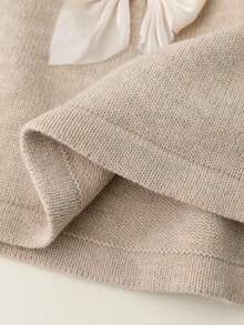 SHEIN Playful Pals 女童圆领休闲时尚蝴蝶结针织毛衣连衣裙，时尚可爱，适合居家、外出、聚会、返校等场合。 - 杏色 - 查看 9