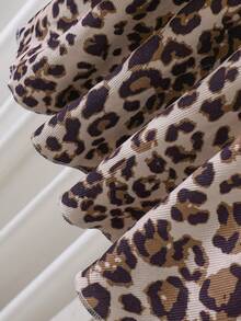 Kleine Mädchen Vintage Chic Outfit bestehend aus cremefarbener Kunstfell Weste, Leoparden Cord Rock und weißem Rollkragenpullover. Die Weste besteht aus weichem Kunstfell mit Leoparden Muster Schleife und Tasche. Der Cord Rock ist komplett mit Leoparden Muster. Dieses modische Retro-Stil Outfit ist geeignet für Wochenendausflüge, Familienrestaurants usw. Die Kombination aus Kunstfell und Cord bietet ausreichend Wärme für die Herbst-/Wintersaison.