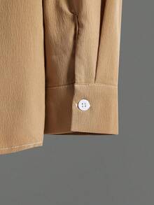 Manfinity Homme Completo casual da uomo composto da camicia a maniche lunghe monopetto tinta unita e pantaloni con coulisse in vita - Cachi - Visualizzare 4