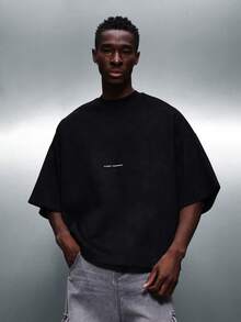 PLAYBOY X SUMWON 宽松版型，七分袖圆领T恤，印有复古杂志封面图案和品牌标识，休闲街头风。 - 黑色 - 查看 2