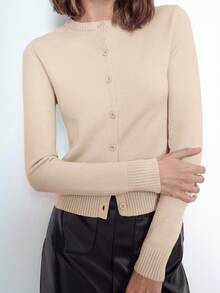 Maija 女士纯色圆领长袖单排扣休闲针织开衫，兼具时尚与功能性。简约利落的设计，适合都市女性通勤、商务休闲和办公室穿着。也适合度假、夏季外出和毕业典礼等场合。 - 杏色 - 查看 7