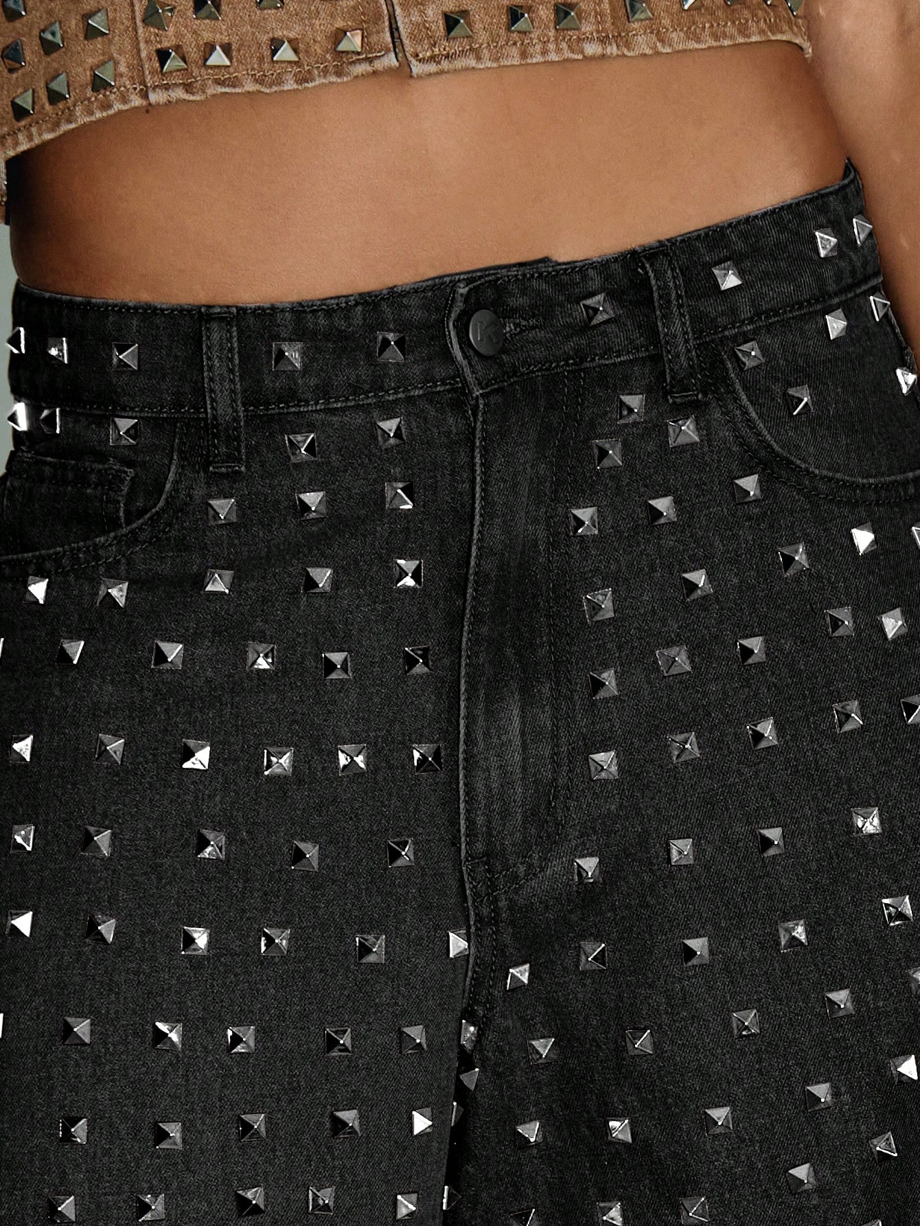 KIZN スタッズ付きピラミッドスパイクデニムジーンズ（メタルハードウェア付き）