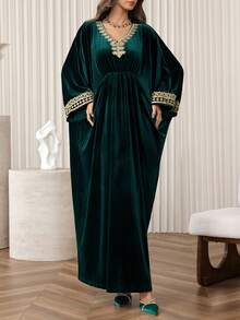 Al Najma 2025秋季新款奢华天鹅绒金线蕾丝边阿拉伯传统长袍，束腰修身优雅土耳其长裙 - 墨綠色 - 查看 4